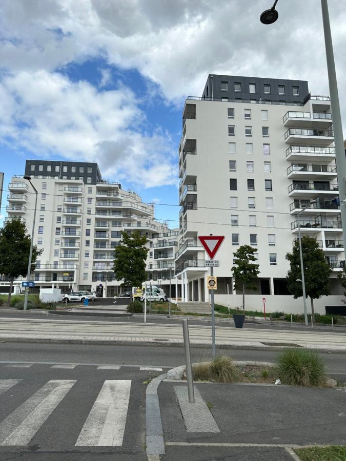 Agreable 2 Pieces Avec Balcon Et Parking Transports By Immo Kit Bnb Sarcelles Eksteriør billede